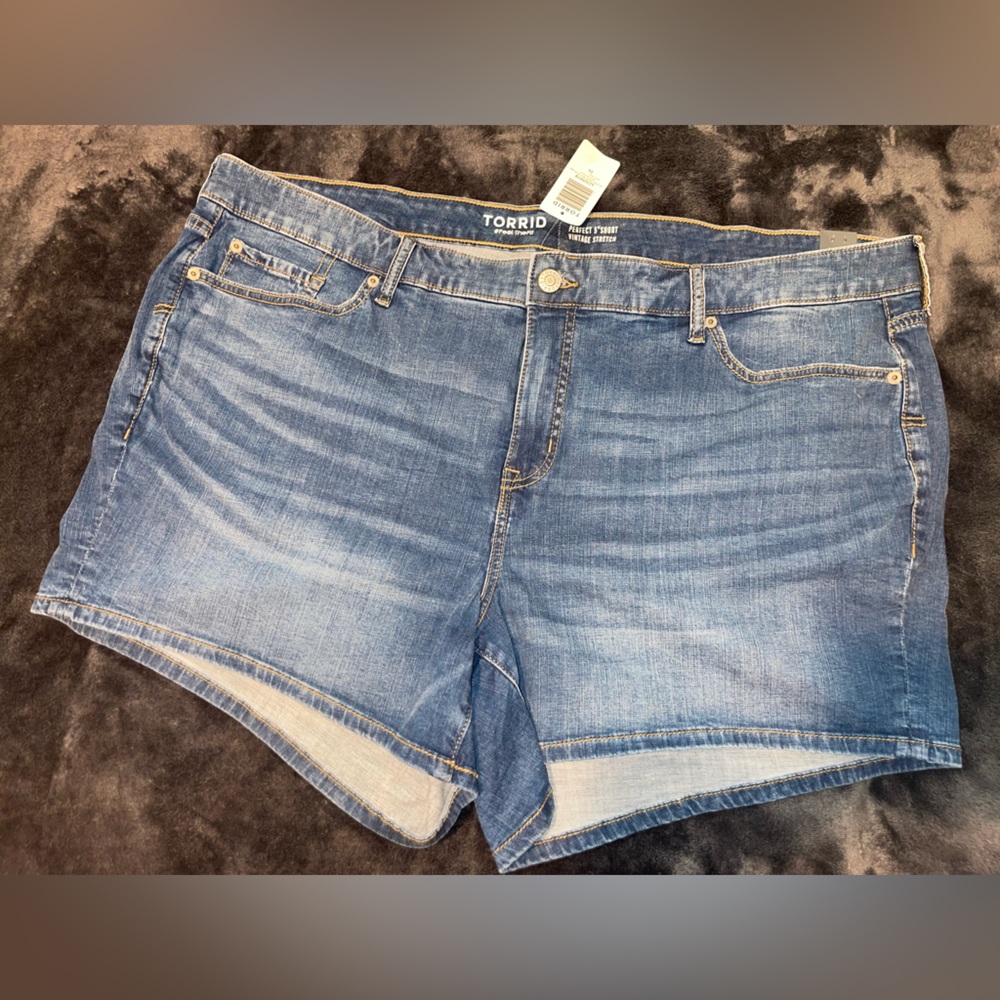 TORRID BNWT size 24, 5 Inch Perfect Vintage Stretch Mid-Rise Short